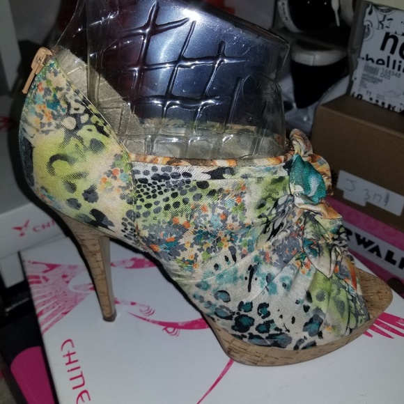 Chinese Laundry Shoes - EUC Women's Safari Heels